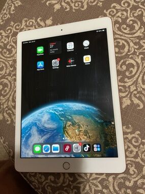 Apple iPad 9.7” 6th Gen Rose Gold WORKS GREAT!